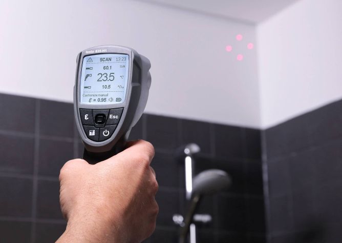 Infrared thermometer with humidity measurement